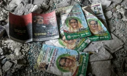 Des tracts politiques de la PremiÚre ministre Sheikh Hasina et de son pÚre Sheikh Mujibur Rahman sur le sol du siÚge vandalisé de la Ligue Awami, quelques jours aprÚs le soulÚvement étudiant, le 10 août 2024 à Dacca, au Bangladesh