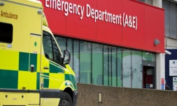 Une ambulance est garée devant les urgences de l'hôpital St Thomas à Londres, le 13 janvier 2017