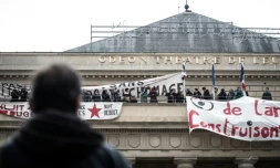 Des intermittents du spectacle au Théâtre de l'Odéon à Paris, le 25 avril 2016