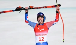 Arthur Bauchet aprÚs sa victoire dans le super combiné (catégorie debout) aux Jeux paralympiques de Pékin, le 5 mars 2022 à Yanqing