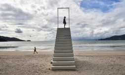 Des enfants jouent sur la plage presque vide de Patong, sur l'île de Phuket, en Thaïlande, le 1er octobre 2020