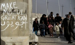 Des Irakiens fuient Mossoul, le 1er mars 2017