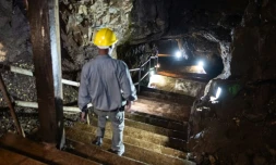 Le guide Kenth Mawete descend dans les grottes de Sterkfontein, surnommées le "berceau de l'humanité" et inscrites au patrimoine mondial de l'Unesco, le 15 avril 2025 à Krugersdorp, près de Johannesburg, en Afrique du Sud