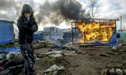Des abris incendiés le 3 mars 2016 dans la "Jungle" à Calais