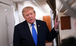 Le président américain Donald Trump s'adresse à la presse à bord de l'avion présidentiel Air Force One, le 2 août 2026