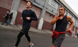Le juge Craig Mitchell (D), fondateur du club de jogging Midnight Runners, lors d'un entraînement à Los Angeles, le 12 décembre 2016