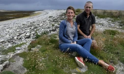 Pendant dix ans, Soizic (g) et David (d) ont vécu sur un îlot désert au large de la Bretagne, le faisant revivre.