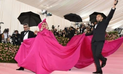 Lady Gaga arrive au gala du Met