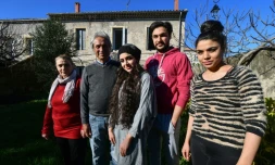 La famille Al Fakhry, les parents Shiar et Asaad et leurs enfants Reham, Haitham et Rym, le 30 novembre 2016 devant la maison mise à leur disposition à Quissac