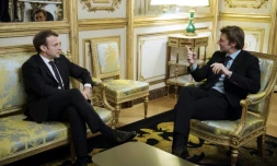 Le président Emmanuel Macron (g) et le président de l'Association des maires de France, François Baroin (d), le 22 novembre 2017 à l'Elysée à Paris