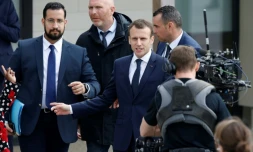 Alexandre Benalla (g) et Emmanuel Macron le 12 avril 2018 à Berd'huis