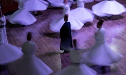 Des derviches tourneurs célèbrent le 750e anniversaire de la mort de Rumi, poète mystique soufi, fondateur de leur ordre, par une "sema" au centre culturel Mevlana, le 16 décembre 2023 à Konya, en Turquie