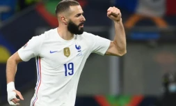 Karim Benzema célèbre son but contre l'Espagne, celui de l'égalisation des Bleus en finale de la Ligue des Nations à Milan, le 10 octobre 2021 