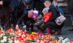 Des fleurs et des bougies déposées à la mémoire des victimes de la tuerie à l'université de Prague, le 22 décembre 2023 en République tchèque