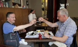 Des clients installés à l'intérieur d'un restaurant à Paris le 9 juin 2021