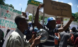 Des manifestants à Port-au-Prince, le 24 août 2018 après un appel à la mobilisation lancé sur les réseaux sociaux pour dénoncer la corruption et la gestion opaque des fonds prêtés à Haïti par le Venezuela depuis plus d'une décennie