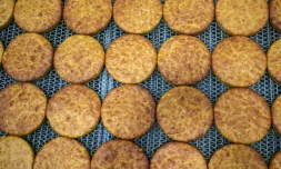 Du pain fabriqué avec de la farine de blé ancestral, de lentilles et de boulgour, comme l'était celui de Kullüoba, dans la boulangerie municipale de Halk Ekmek, à Eskisehir, en Turquie, le 23 mai 2025