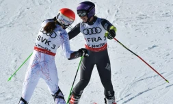La Française Tessa Worley salue la Slovaque Petra Vlhova lors de la finale de l'épreuves par équipes, le 14 février 2017 aux Mondiaux de St. Moritz