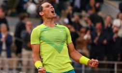L'Espagnol Rafael Nadal célèbre sa victoire en 5 sets face au Canadien Felix Auger-Aliassime, en 8e de finale du tournoi de Roland-Garros, le 29 mai 2022