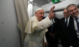 Le pape François fait un geste de la main le 2 septembre 2024 à bord de l'avion à destination de l'Indonésie