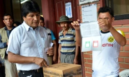 Le président bolivien Evo Morales (g), le 21 février 2016 à Villa 14