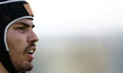 Antoine Dupont, avec son casque Ă l'entraĂźnement au stade du Parc de Rueil-Malmaison prĂšs de Paris le 11 octobre 2023