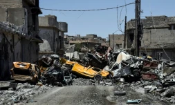 Des carcasses de voitures détruites à Mossoul, en Irak, le 9 juin 2017