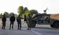 Des soldats israéliens bloquent une route à proximité de la frontière avec la bande de Gaza, le 30 octobre 2017, alors que le bombardement d'un tunnel par Israël a fait trois morts côté palestinien