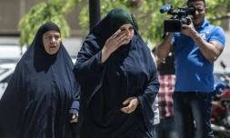 Des proches de passagers du vol EgyptAir qui s'est abîmé en mer arrivent à l'aéroport du Caire le 19 mai 2016