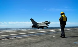 Un Rafale décolle du porte-avions Charles de Gaulle, au large des cÎtes de Toulon, le 25 avril 2024