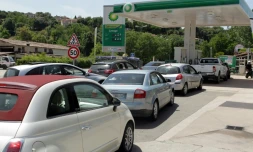 File d'attente d'automobilistes à une station-service le 27 mai 2016 à Ajaccio