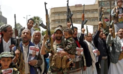 Des partisans armés des rebelles Houthis manifestent à Sanaa pour protester contre la mort de Saleh al-Sammad, le plus haut responsable politique des rebelles tués par un raid de la coalition menée par l'Arabie saoudite, le 26 avril 2018