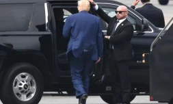 L'ancien président américain Donald Trump à sa descente d'avion à l'aéroport 
Ronald Reagan à Arlington, en Virginie, le 3 août 2023