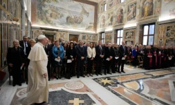 Le pape François rencontre des élus français au Vatican, le 30 novembre 2016. Photo fournie par le service de presse du Vatican