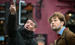 Sonny Murray (g), de l'organisation Invisible Cities, fait une visite guidée d'Edimbourg à un étudiant, Arthur Lyhne-Gold, le 17 novembre 2024