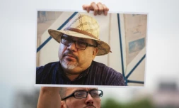 Le portrait du journaliste assassiné  Javier Valdez brandit par un manifestant le 15 mai 2017 à Monterrey, au Mexique