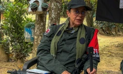 La commandante de l'ELN Luz Ammanda Payares Payares, alias Silvana Guerrero, donne une interview à l'AFP dans la région du Catatumbo, dans le nord-est de la Colombie, le 8 mars 2025