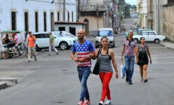 Un Cubain porte un t-shirt aux couleurs du drapeau américain dans une rue de La Havane, le 26 novembre 2016