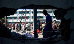 Des Palestiniens inspectent les dégùts à l'école Al-Razi gérée par l'ONU dans le camp de réfugiés de Nousseirat dans le centre de la bande de Gaza, aprÚs une frappe israélienne, le 16 juillet 2024