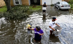 Des habitants évacuent de chez eux après le passage de l'ouragan Ida à LaPlace, en Louisiane, le 30 août 2021