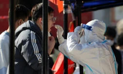 Un habitant se fait tester au Covid-19, le 21 décembre 2021 à Xi'an, dans le nord de la Chine