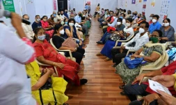 Le personnel médical donne des instructions à des personnes attendant d'être vaccinées contre le Covid-19, à Bombay (Inde) le 4 mars 2021