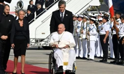 La PremiÚre ministre Elisabeth Borne (g) accueille le pape François à son arrivée à l'aéroport de Marseille, le 22 septembre 2023