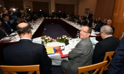 Martin Kobler (c), envoyé de l'ONU pour la Libye, préside le 10 décembre 2015 à Tunis une rencontre entre les factions de l'opposition libyenne