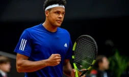 Le Français Jo-Wilfried Tsonga savoure sa victoire face au Serbe Laslo Djere en demi-finales de la Coupe Davis au stade Pierre-Mauroy, le 15 septembre 2017 à Villeneuve-d'Ascq
