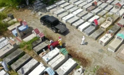 Vue aérienne d'un enterrement au cimetière de Maria Canals en banlieue de la ville équatorienne de Guayaquil frappée par le coronavirus, le 12 avril 2020