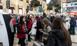 Des voyageurs font la queue Ă la gare Saint-Charles Ă Marseille le 27 octobre 2025 pour acheter un autre billet aprĂšs de nombreuses annulations de TGV en raison d'un acte de vandalisme au sud de Valence