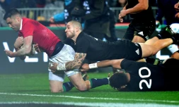 Conor Murray (g) des Lions britanniques marque un essai lors du test-match face aux All Blacks, le 1er juillet 2017 à Wellington