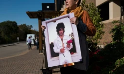 Phyllis Norden montre un poster acheté à Paisley Park à Chanhassen, Minnesota, le 6 octobre 2016