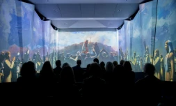 Des visiteurs du Musée de la Bible à Washington regardent un film dans l'exposition "Voyage à travers la Bible des Hébreux", le 14 novembre 2017